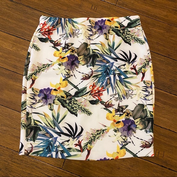 Carmen Marc Valvo Dresses & Skirts - Carmen Marc Valvo Floral Print Skirt